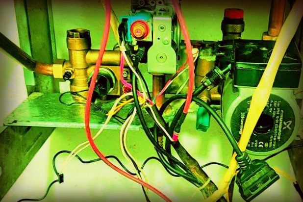 شبکه خدمات پس از فروش ایران رادیاتور تعمیرکار در حال تعمیر پکیج ایران رادیاتور